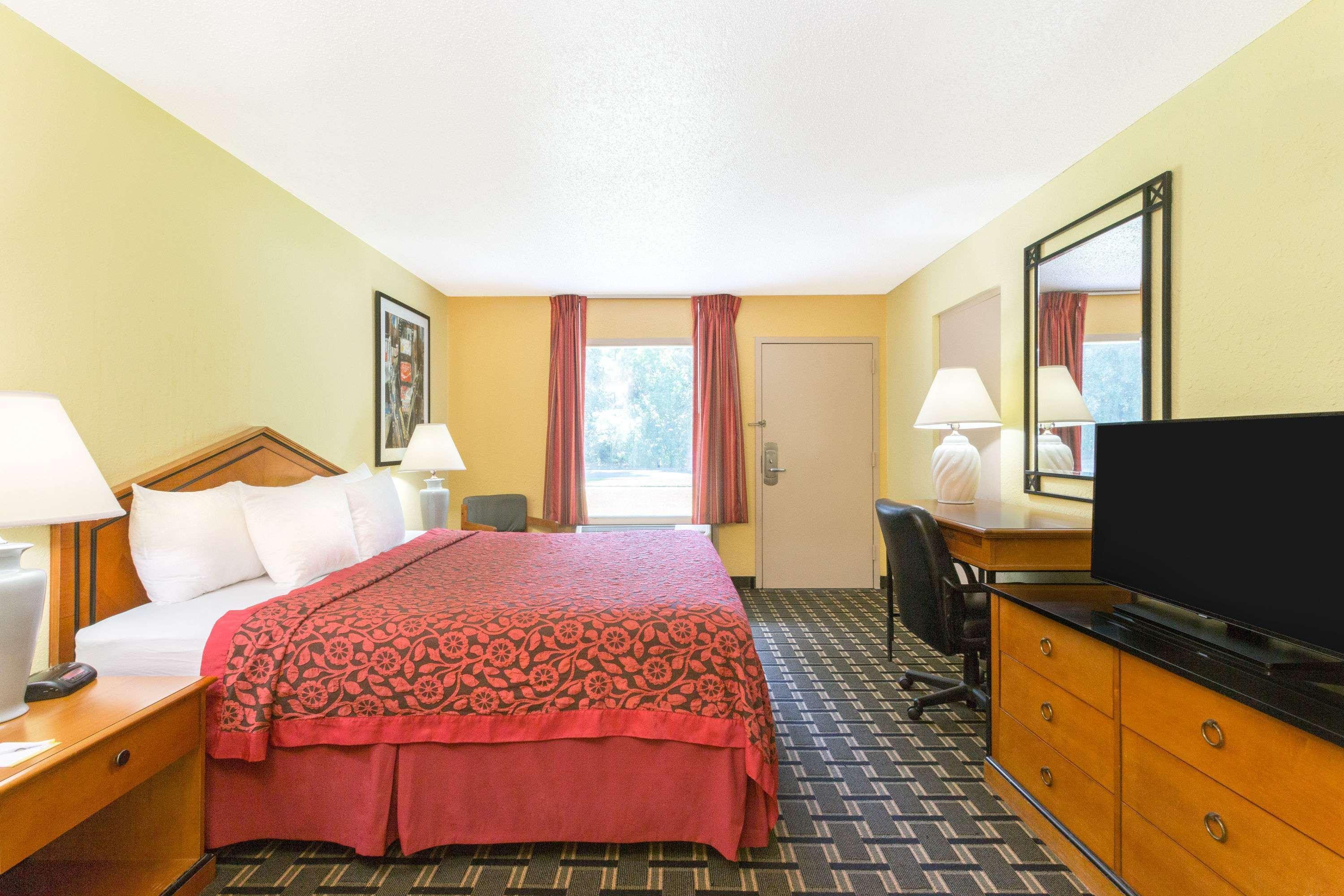 Days Inn By Wyndham Savannah Airport Экстерьер фото