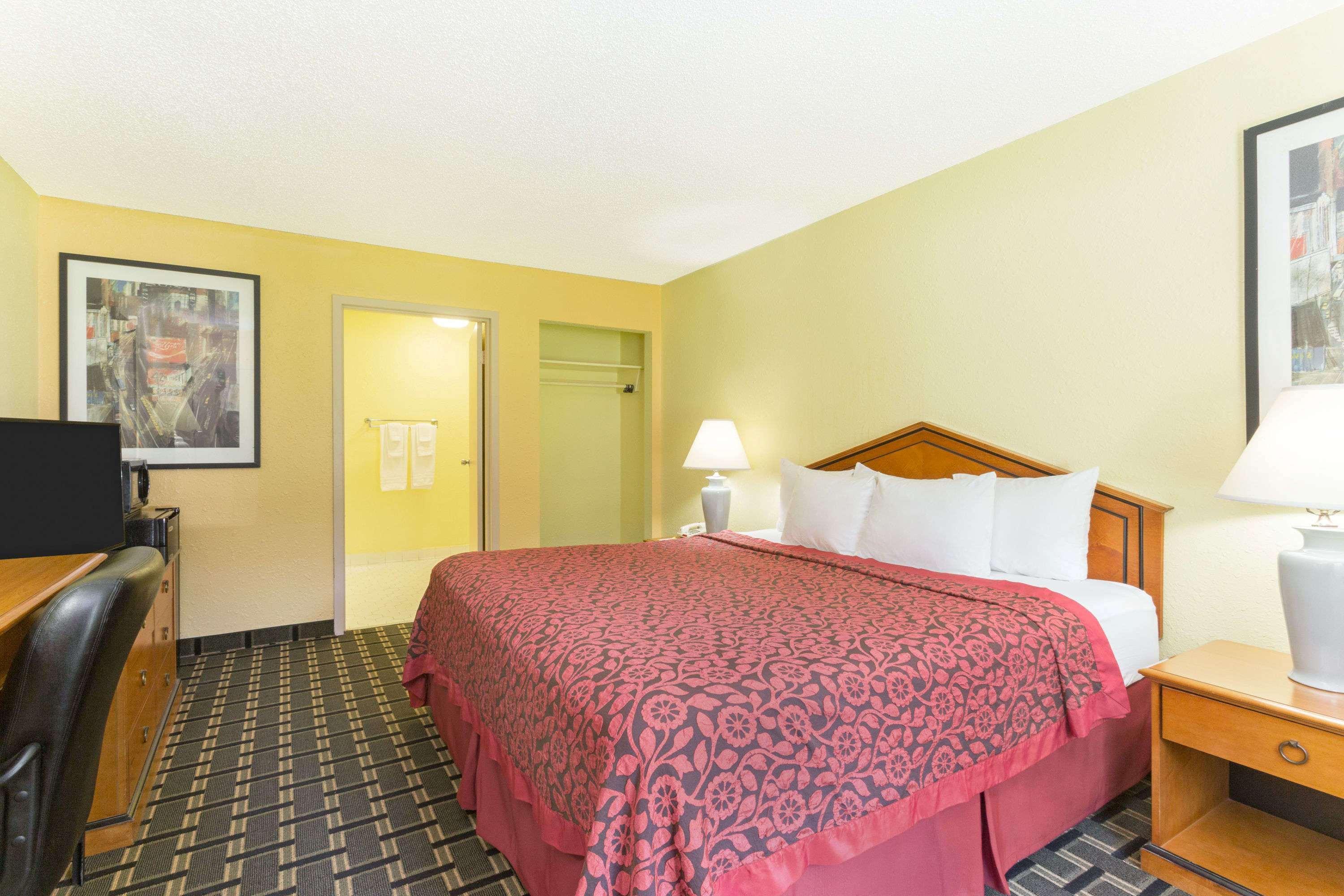 Days Inn By Wyndham Savannah Airport Экстерьер фото