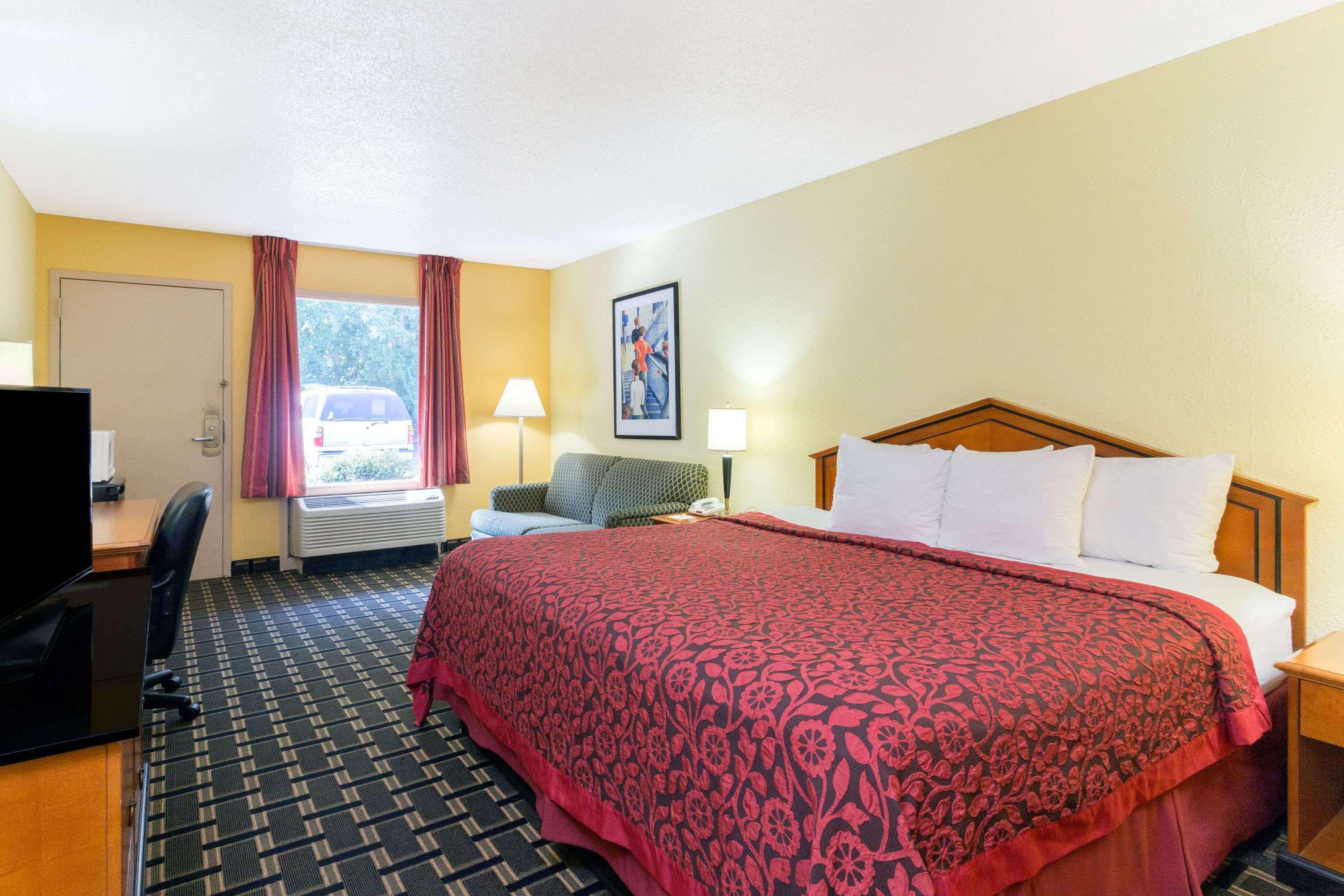 Days Inn By Wyndham Savannah Airport Экстерьер фото