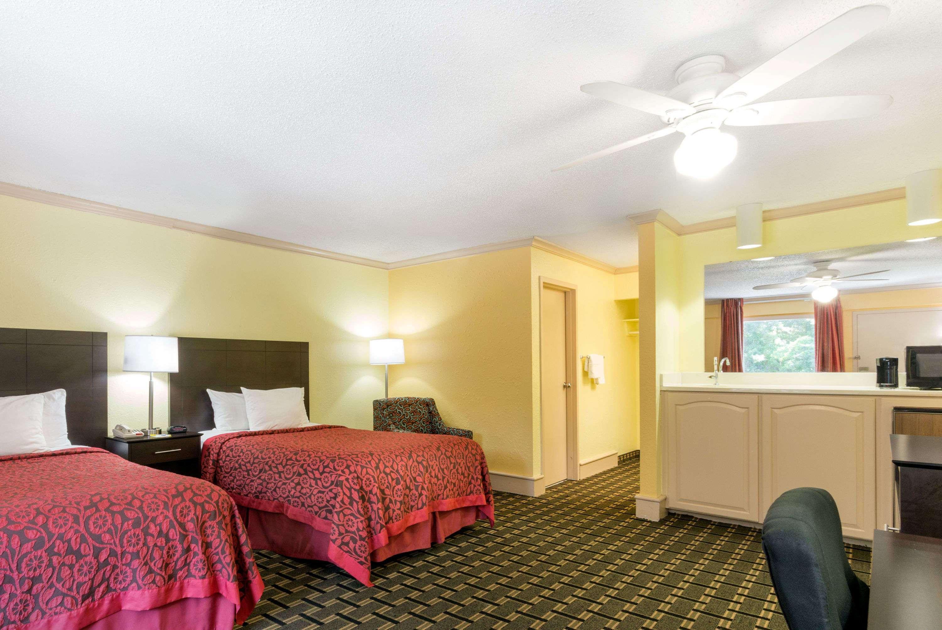 Days Inn By Wyndham Savannah Airport Экстерьер фото